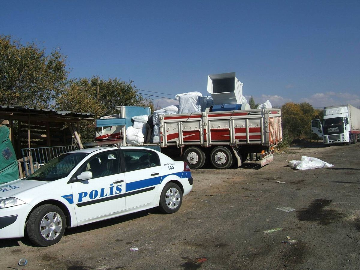 Çay\'da 25 Bin Paket Kaçak Sigara Ele Geçirildi