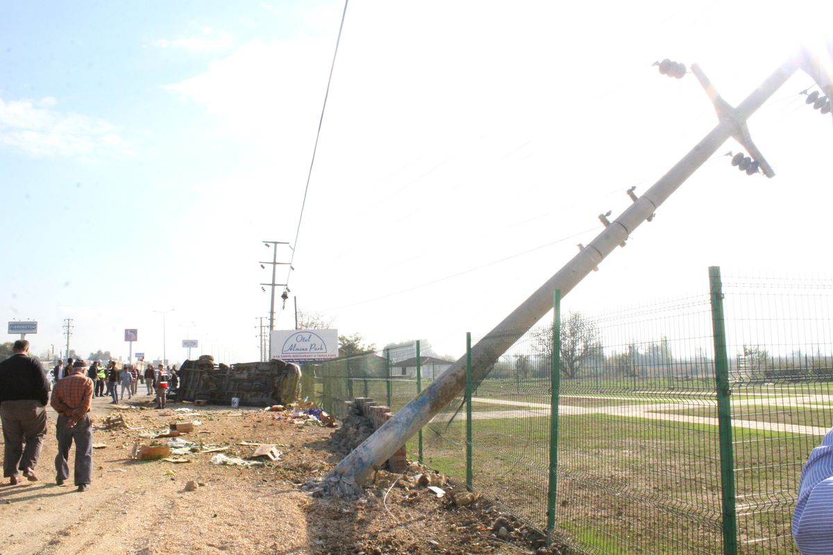 Elektrik Direğine Çarpan Minibüs Devrildi: 2 Yaralı