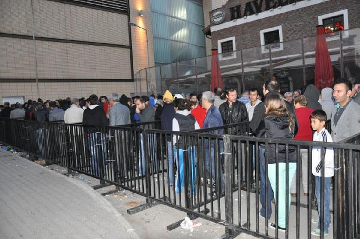 Elektronik Eşya İçin Akşamdan Kuyruğa Girdiler