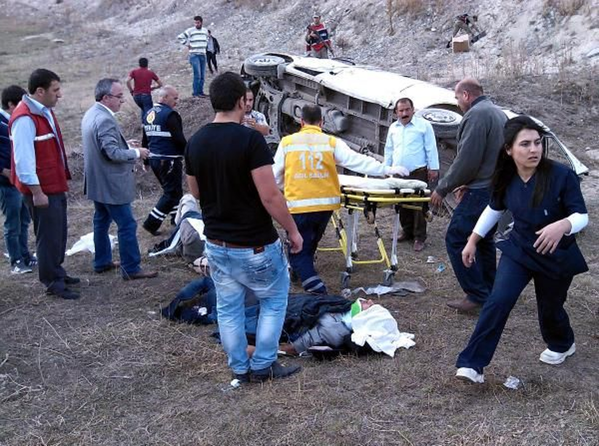 Erzurum\'da Midibüs Devrildi: 1 Ölü, 9 Yaralı