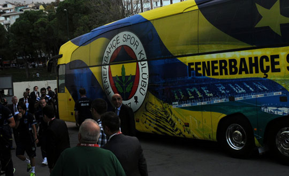 Fenerbahçe\'ye Bursa\'da Otel Çıkışında Şok