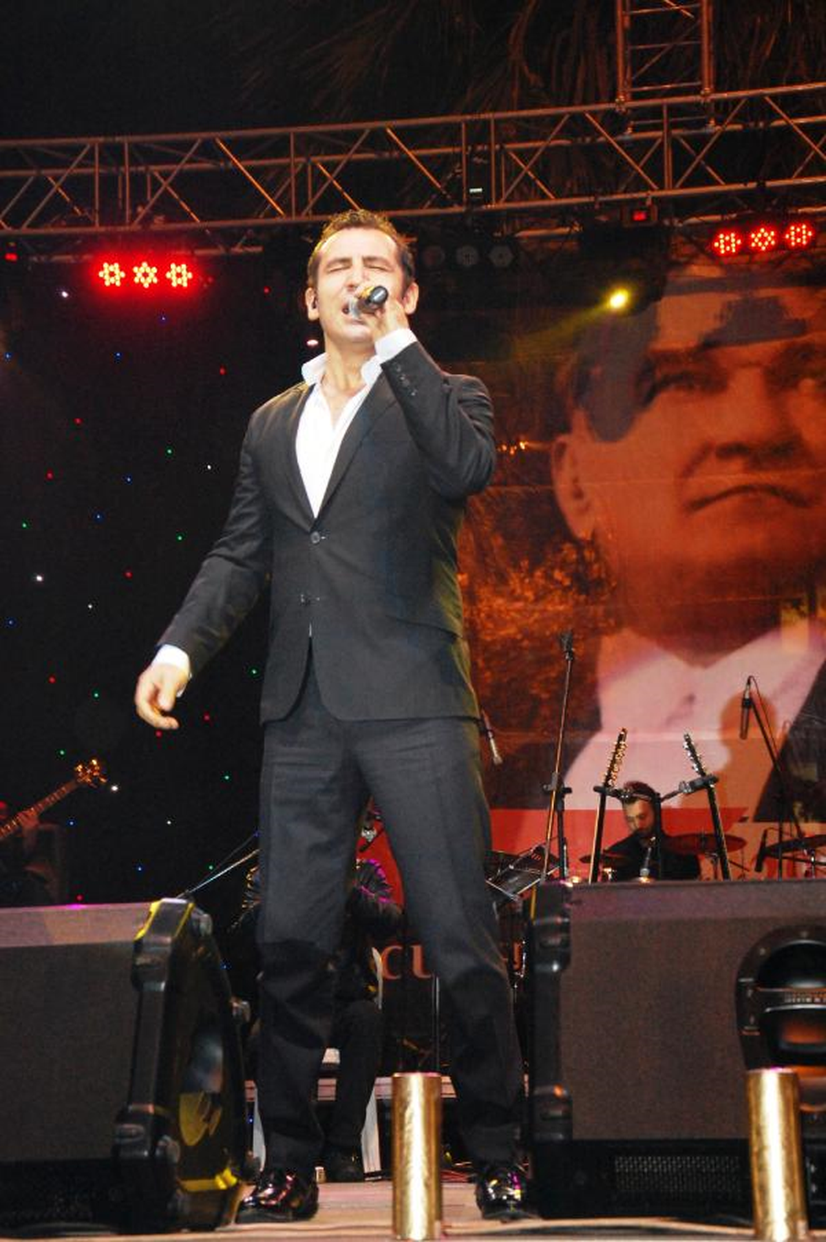 Ferhat Göçer\'den Cumhuriyet Konseri
