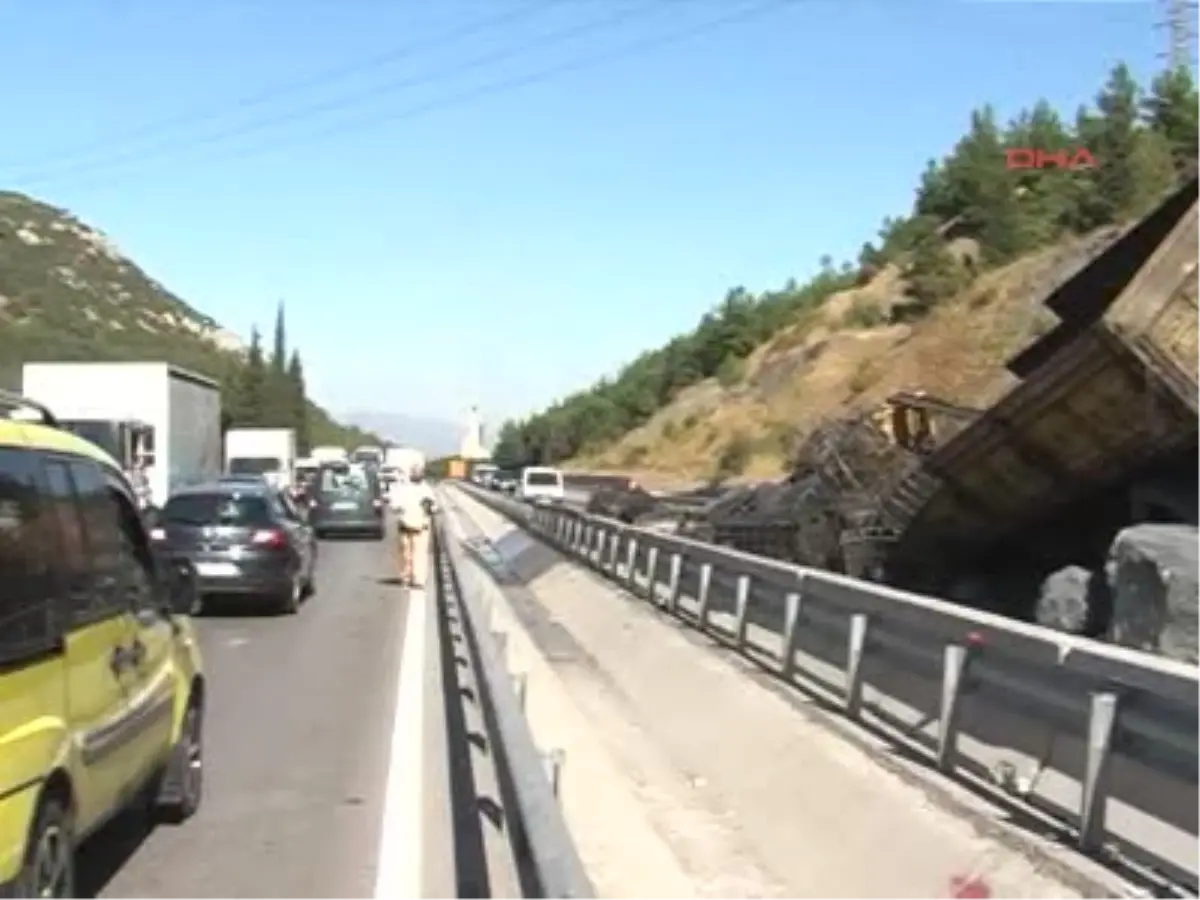 Freni Boşalan Kamyon Devrildi 2 Yaralı