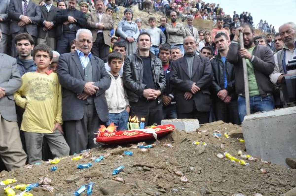 PKK\'lı Mezarına Kına Tepsisi