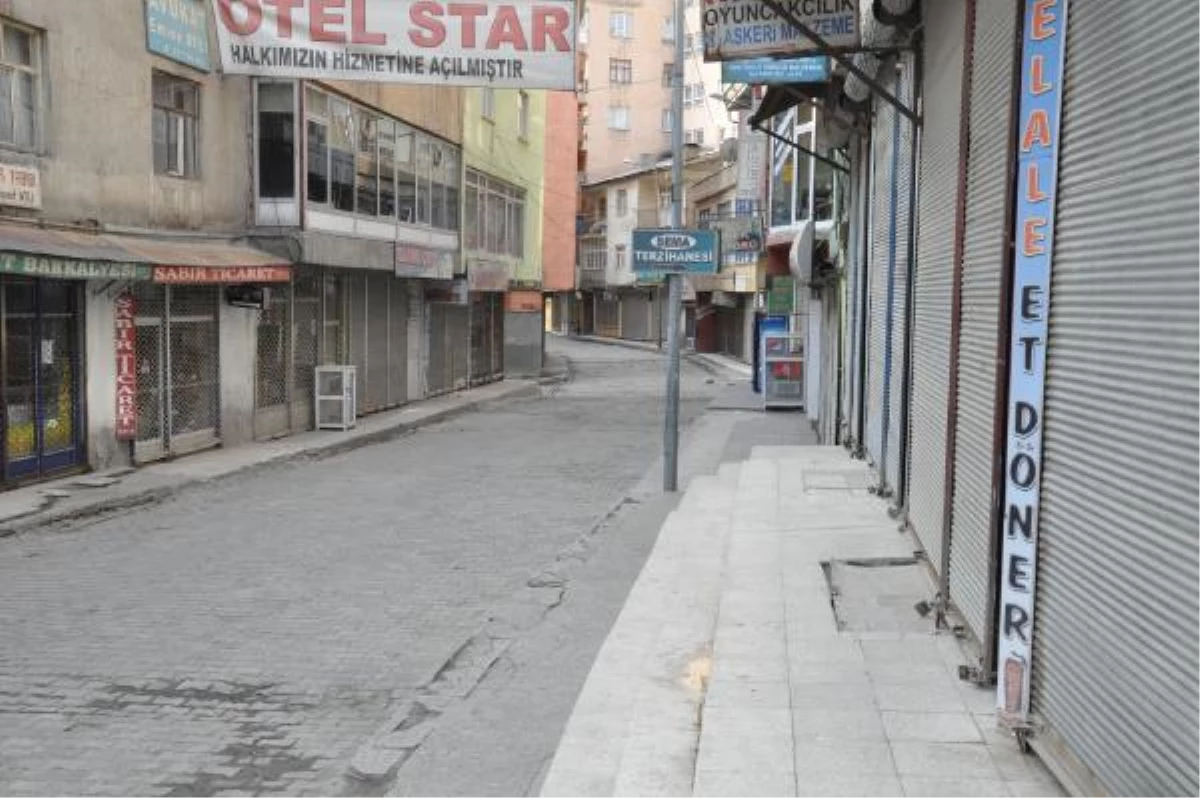 Hakkari\'de PKK\'lı Canezesi Nedeniyle Kepenkler Kapalı