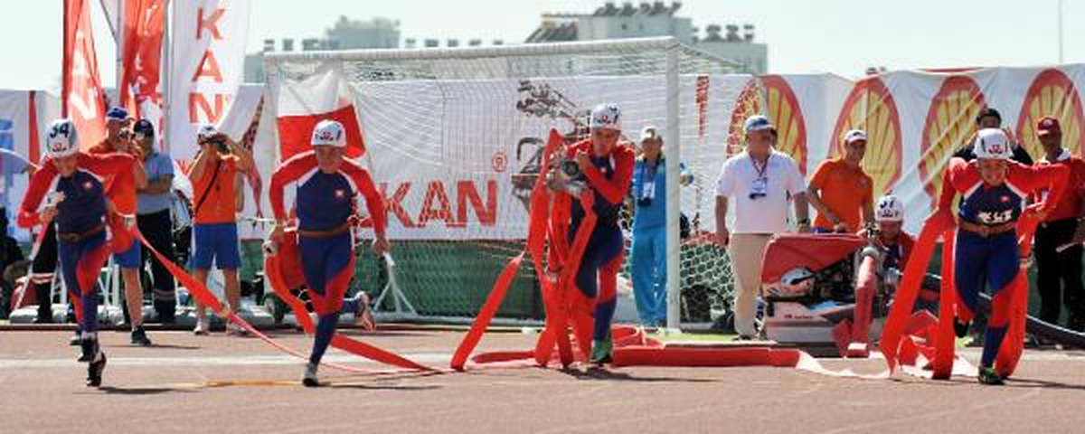 İtfaiyeciler Hedefe Su Sıktı