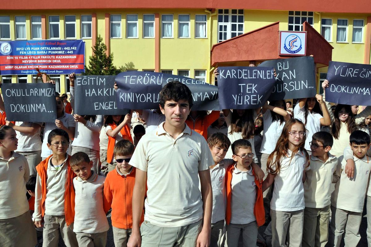 Kardelen Koleji Öğrencilerinden Teröre Ay Yıldızlı Tepki