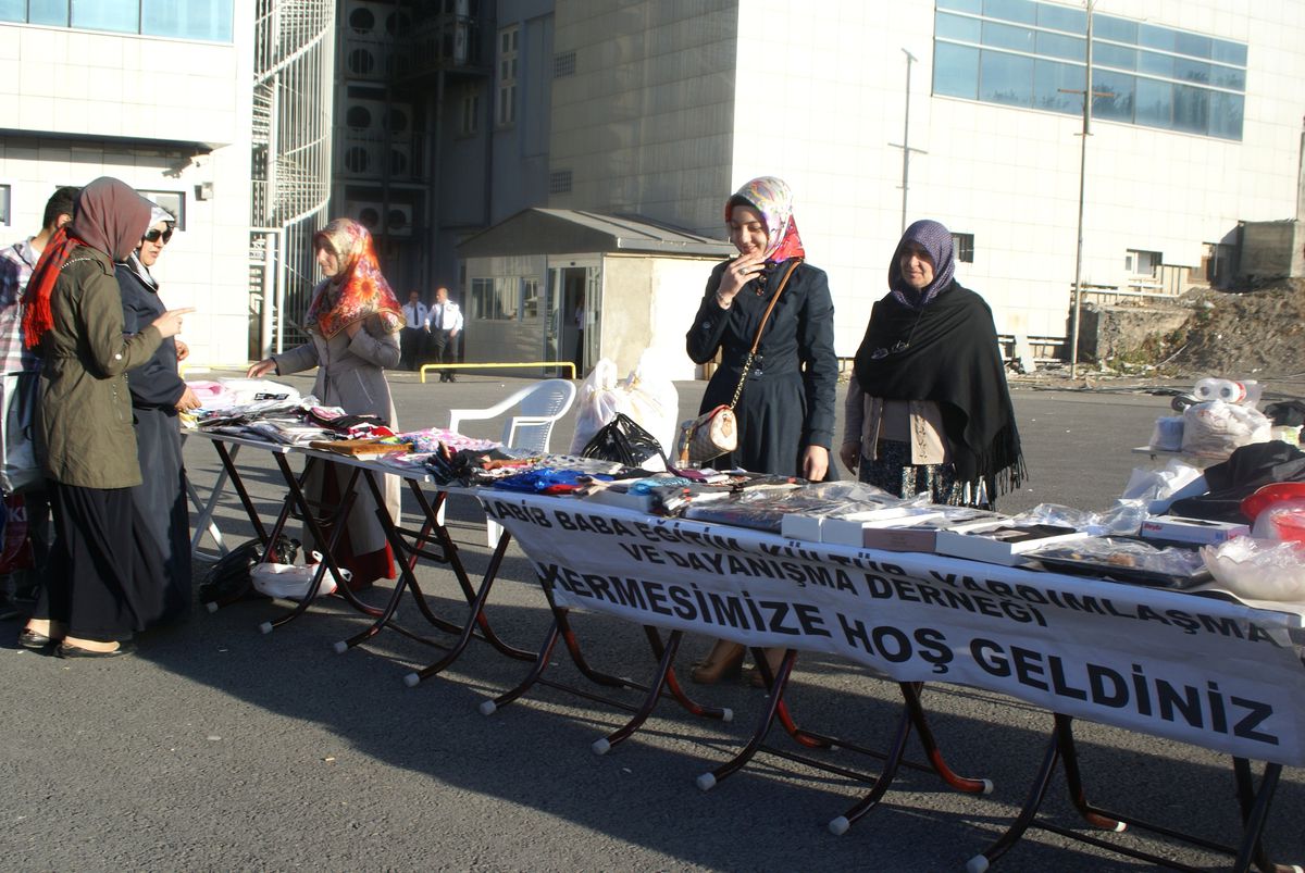 Kız Öğrenciler Yararına Kermes