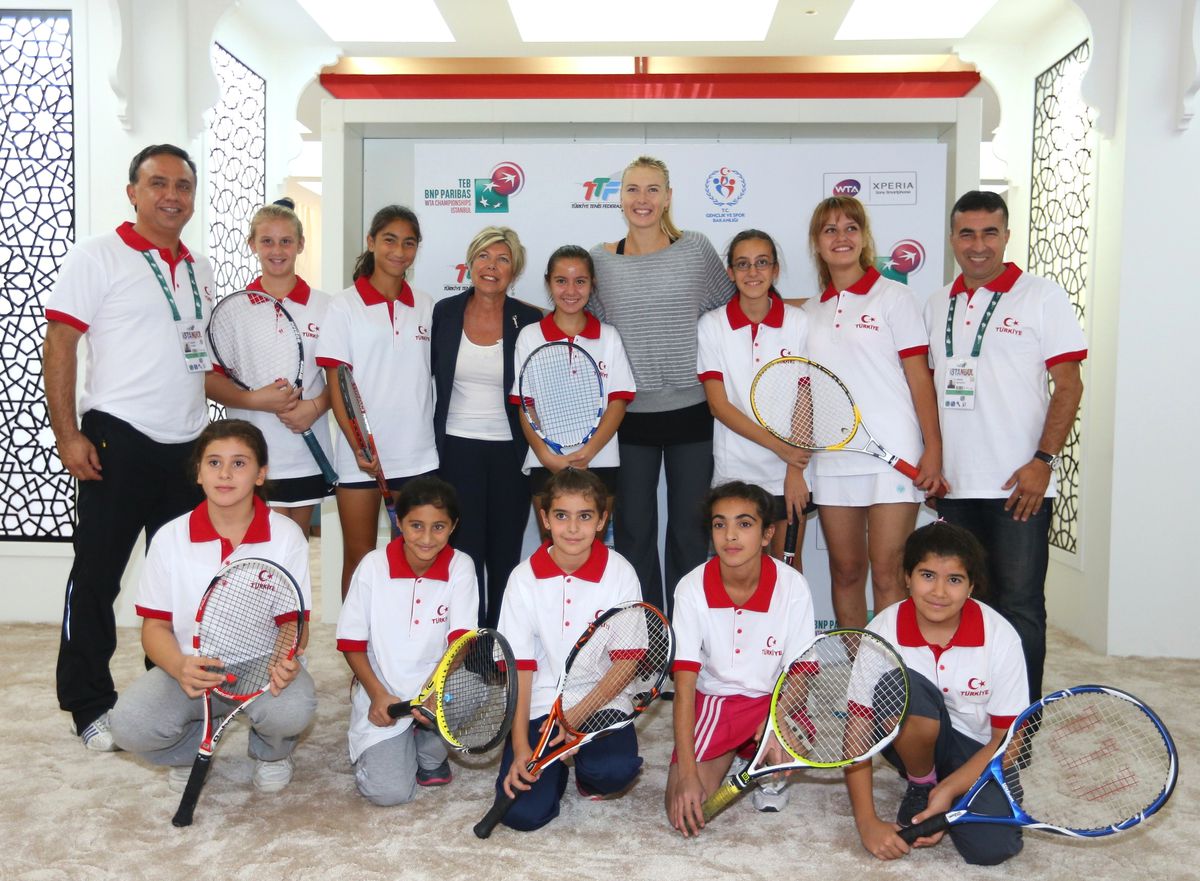 Kortların Yıldızı Sharapova Genç Tenisçiler ile Buluştu