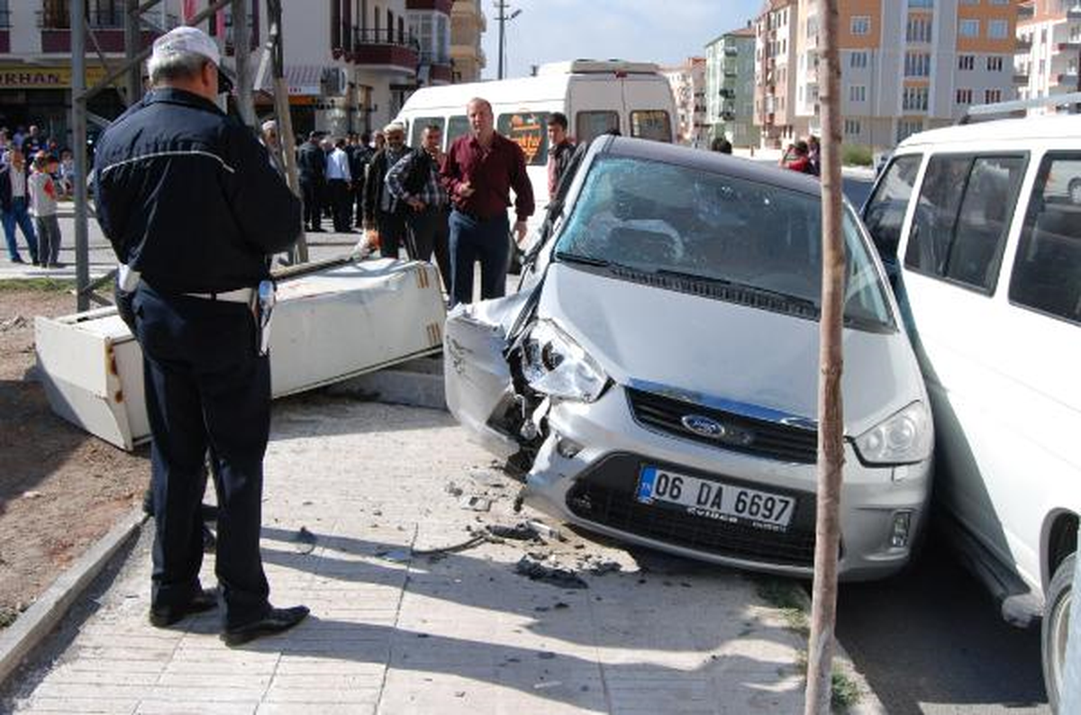 Kreş Servisi Kaza Yaptı: 8\'i Çocuk 10 Kişi Yaralandı