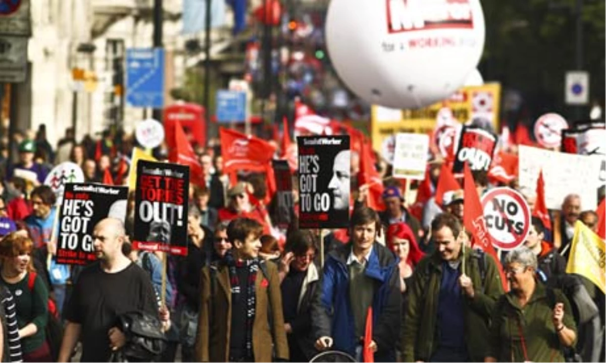 Londra\'da On Binlerce Kişi Kesintileri Protesto Etti