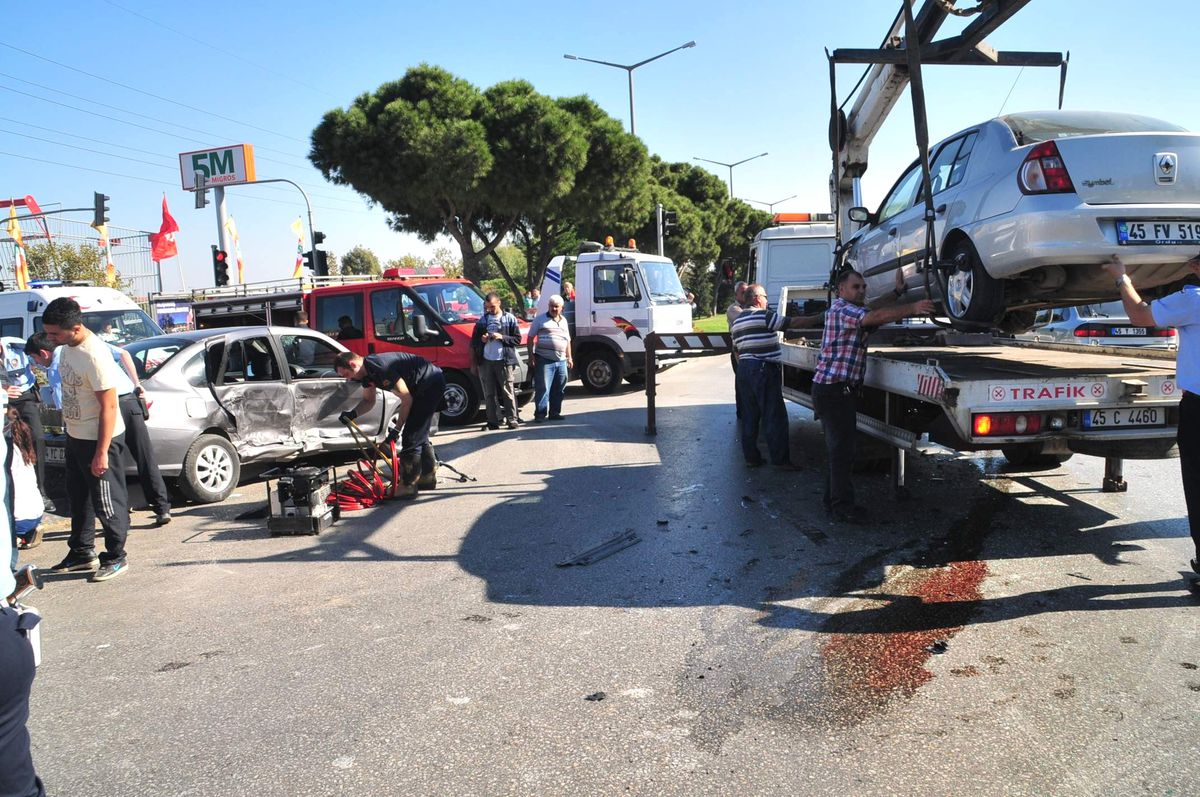 Manisa\'da Trafik Kazası: 6 Yaralı