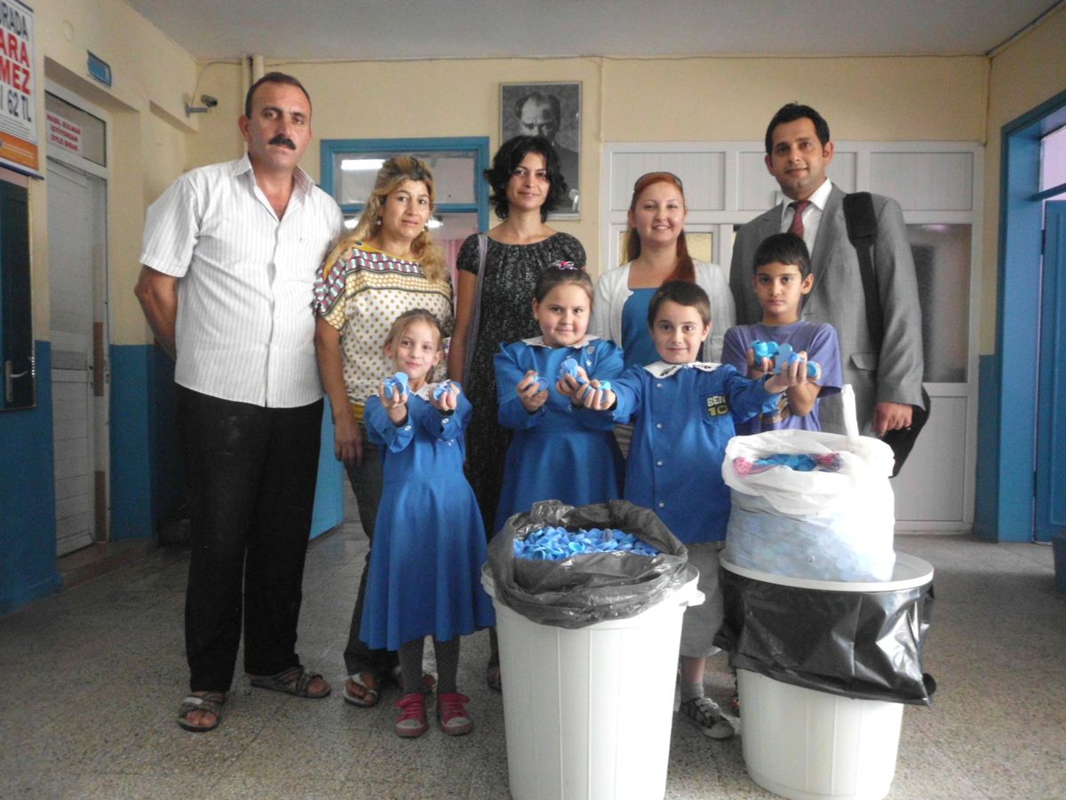 Minik Eller Mavi Kapak Topladı