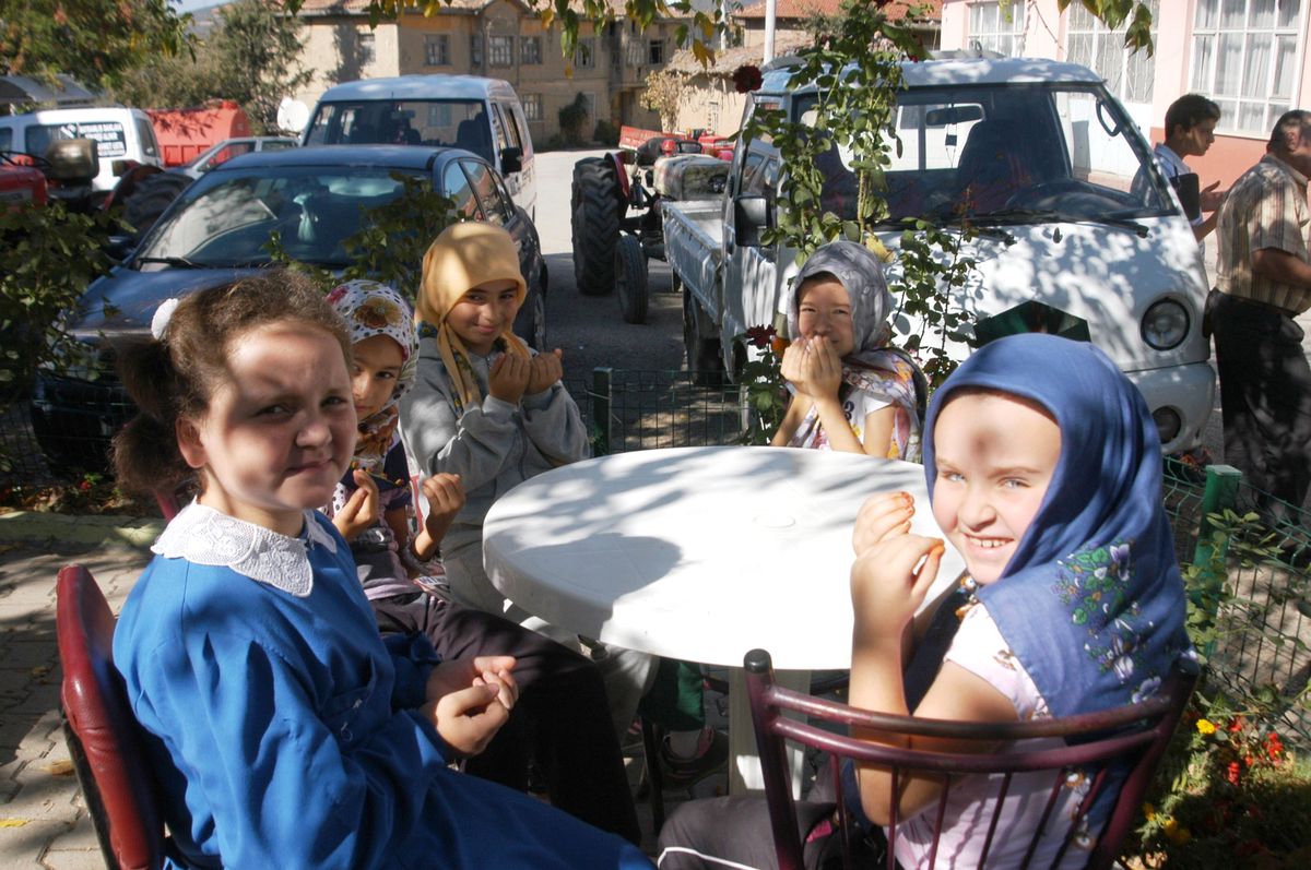 Minik Eller Yağmur İçin Semaya Açıldı