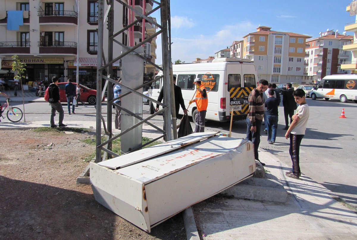 Öğrenci Servisi Otomobille Çarpıştı: 8\'i Çocuk 10 Yaralı