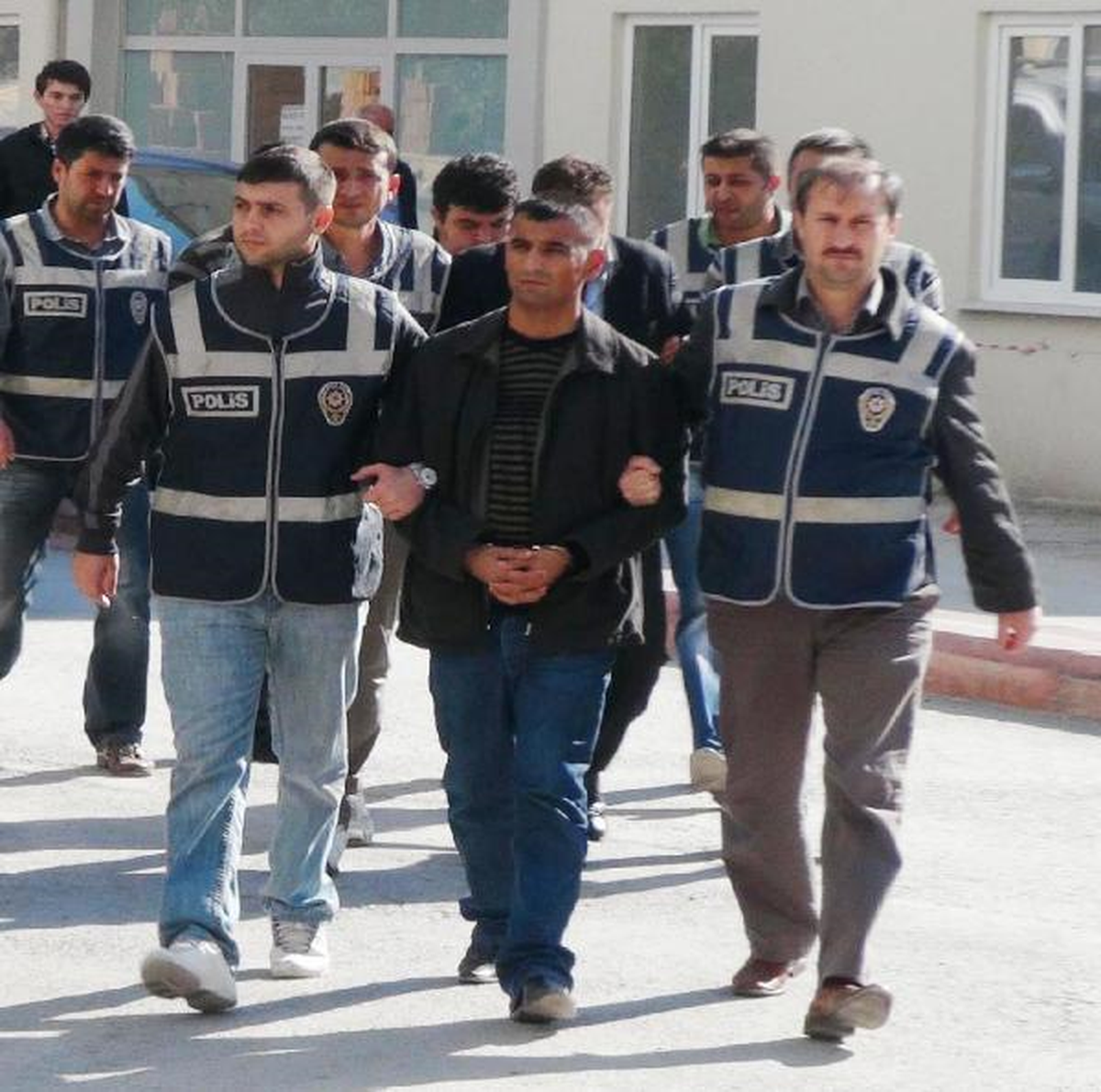 Öldürdüğü Kuzeninin Cenazesine Katılmış