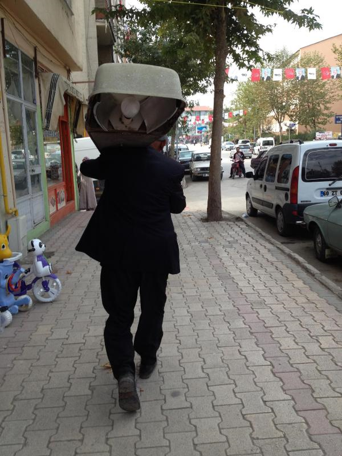 Omzunda Sokak Lambasıyla Şaşırttı