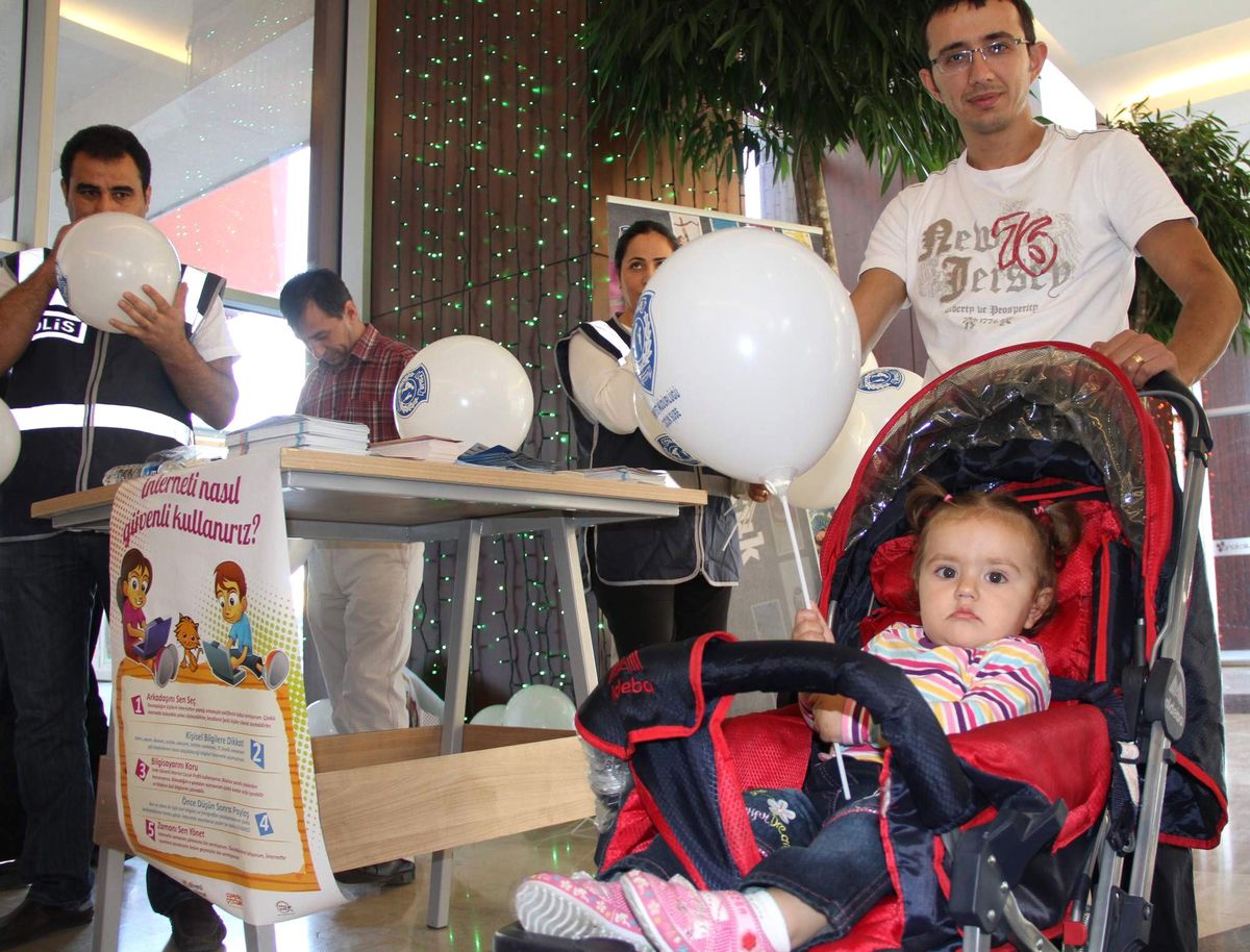 Polisler Çocuklar İçin Balon Şişirdi