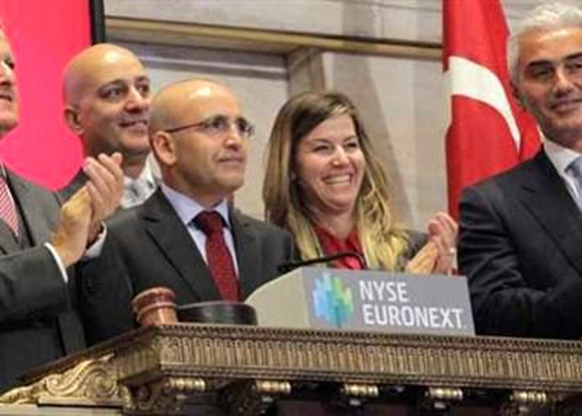 Şimşek, New York\'ta Gong Çaldı