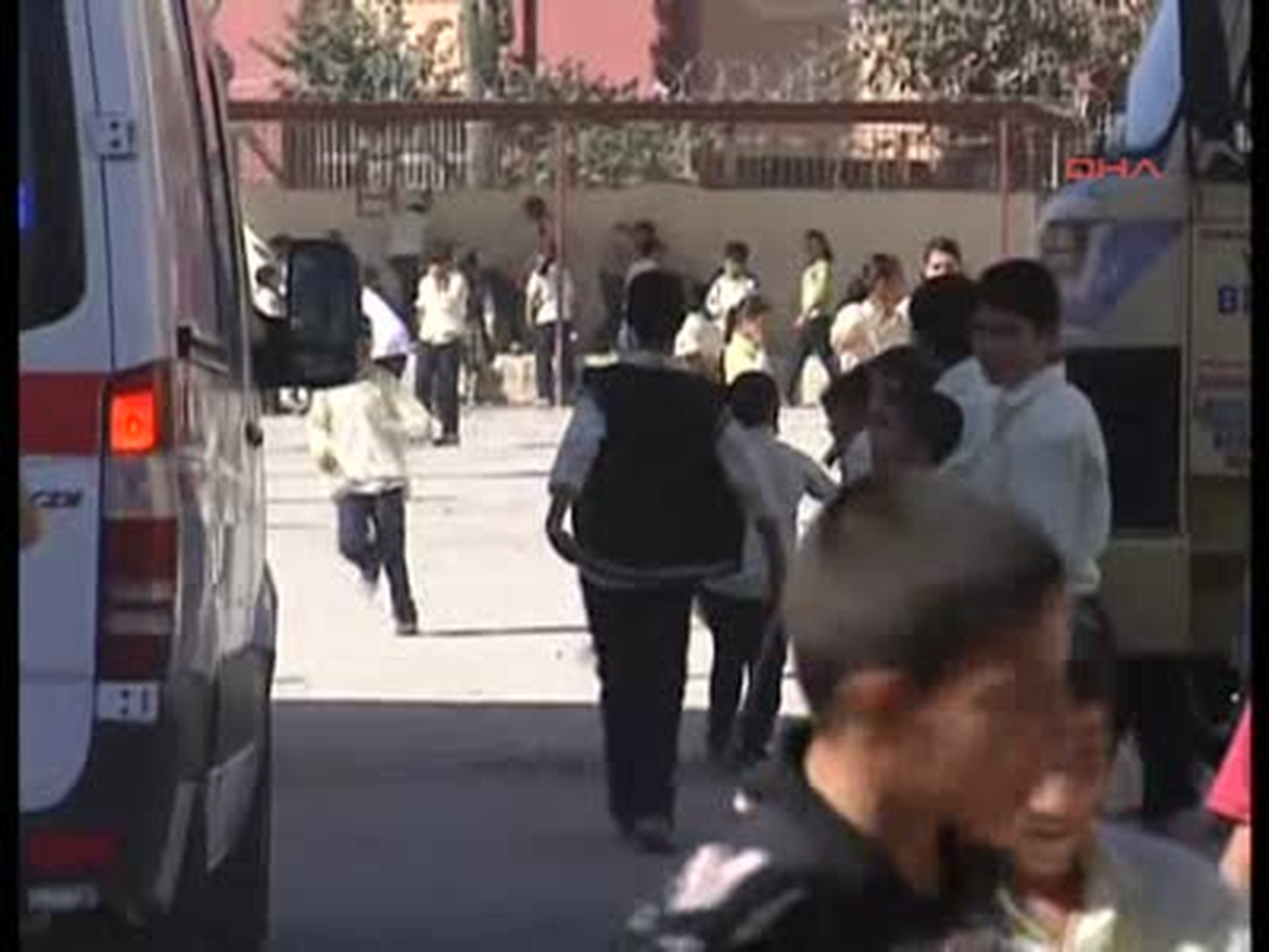 Yaralanan Öğrencinin Çevresinde Toplananları Demir Çubukla Dağıttı Adana\'da Bir İlkokulda...