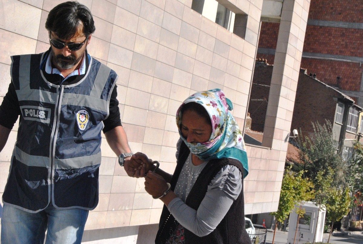 Yaşlı Adamın Parasını Gasp Ettikleri İddia Edilen 3 Kadın Yakalandı