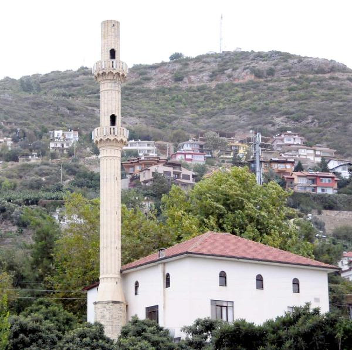Alanya\'da Şiddetli Rüzgar Caminin Şerefesini Yıktı