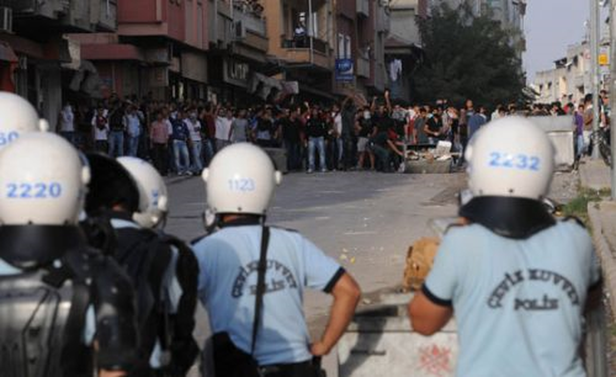 Antakya\'da Korsan Gösteriye Polis Müdahalesi; 8 Gözaltı
