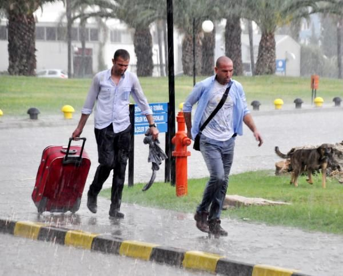 Antalya\'da Şiddetli Yağış Yaşamı Olumsuz Etkiledi