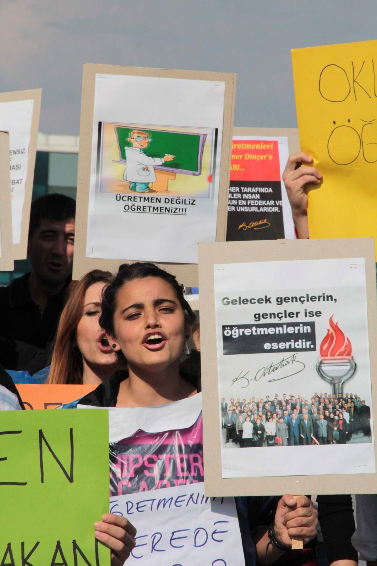 Ataması Yapılmayan Öğretmenler Diplomalarını Çöpe Attı