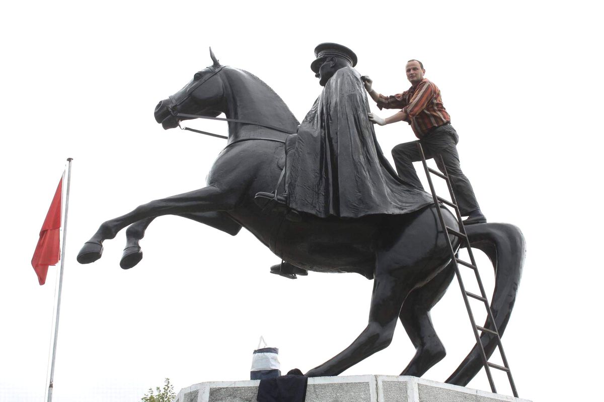 Atatürk Anıtına Kış Bakımı