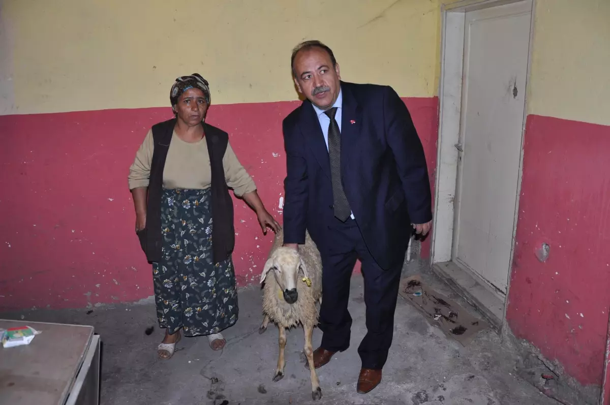 Hayırsever İşadamı Recep Uzelli'den 26 Aileye Kurban Yardımı