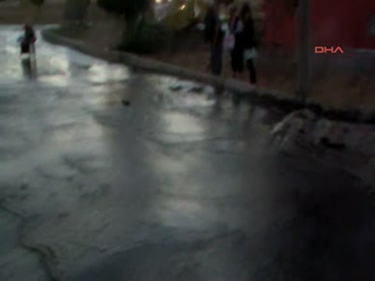 İzmir Petkim\'e Su Sağlayan Boru Patladı
