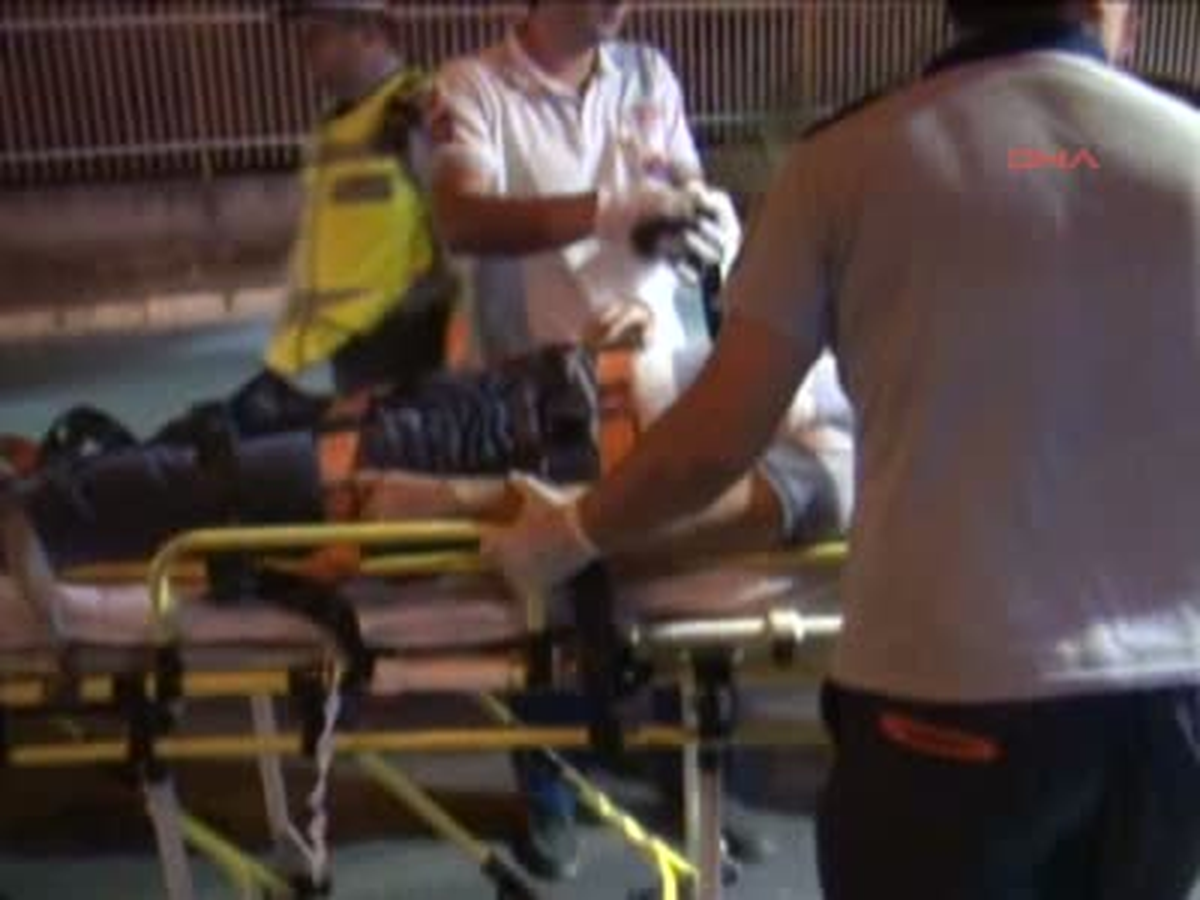 İzmir Taksi ile Otomobil Çarpıştı 3 Yaralı
