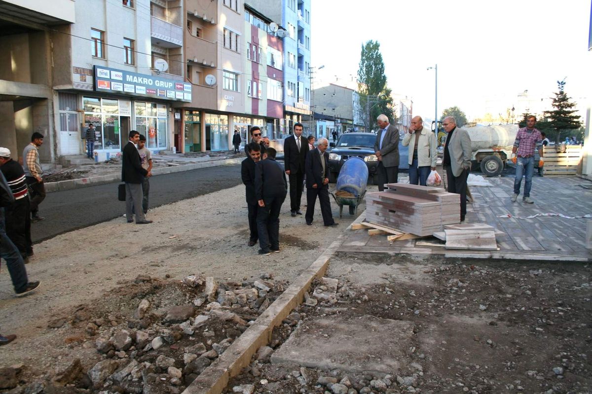 Kars Belediyesi Alt Yapı ve Sıcak Asfalt Çalışmaları Devam Ediyor