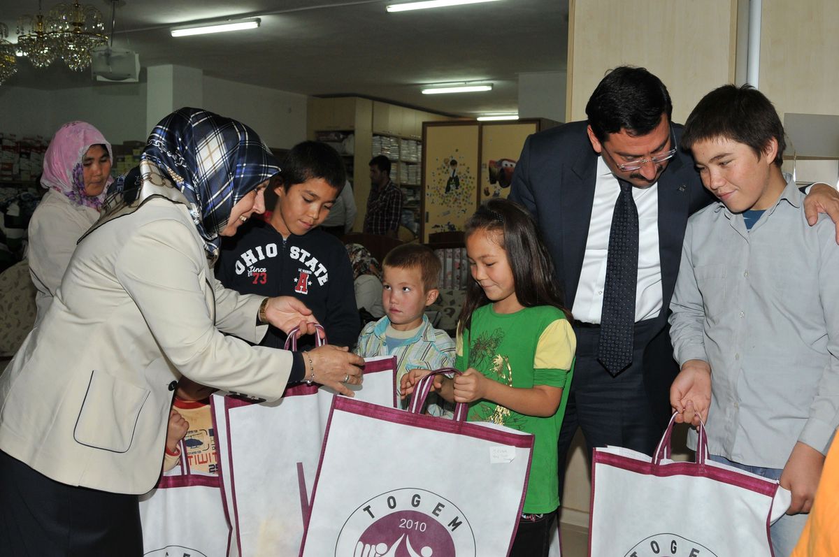 Keçiören\'de Bayram Öncesi Giyim Yardımı