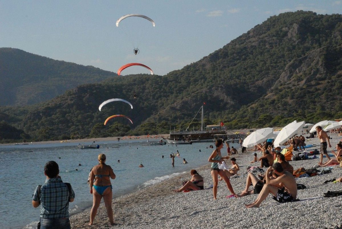 Ölüdeniz Semaları Paraşütlerle Şenlendi