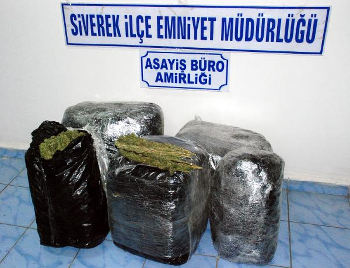 Polis Takibindeyken Devrilen Otomobilden 56 Kilo Esrar Çıktı