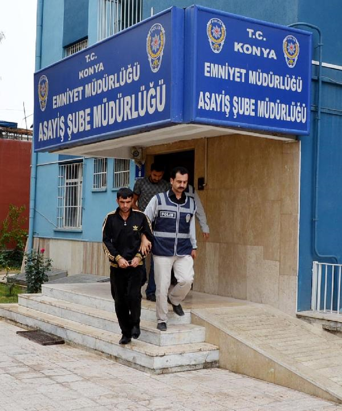 Polise Yakalanmamak İçin, Dolapta Çarşafın Arasına Gizlendi