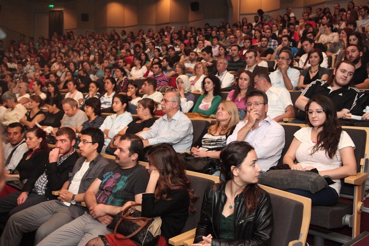 Shakespeare\'nin Kanlı Oyunu Büyük İlgi Gördü