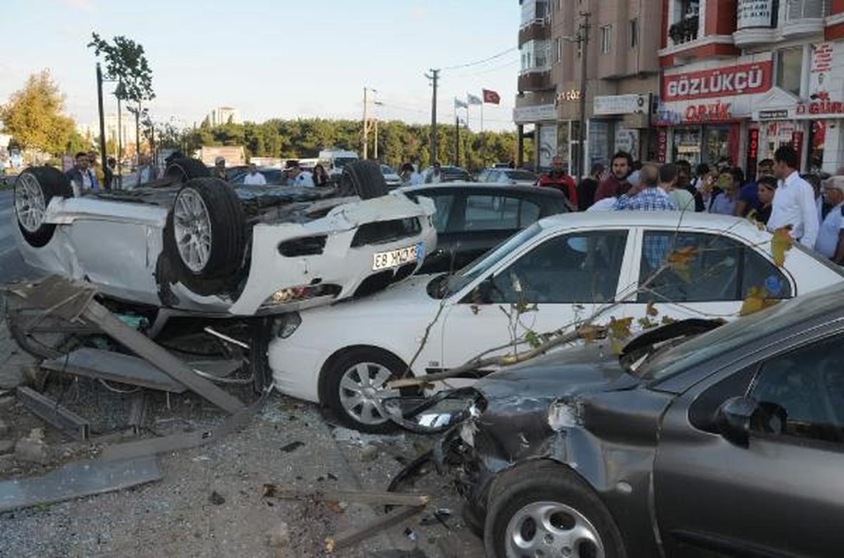 Takla Atan Otomobil 3 Aracın Üzerine Düştü