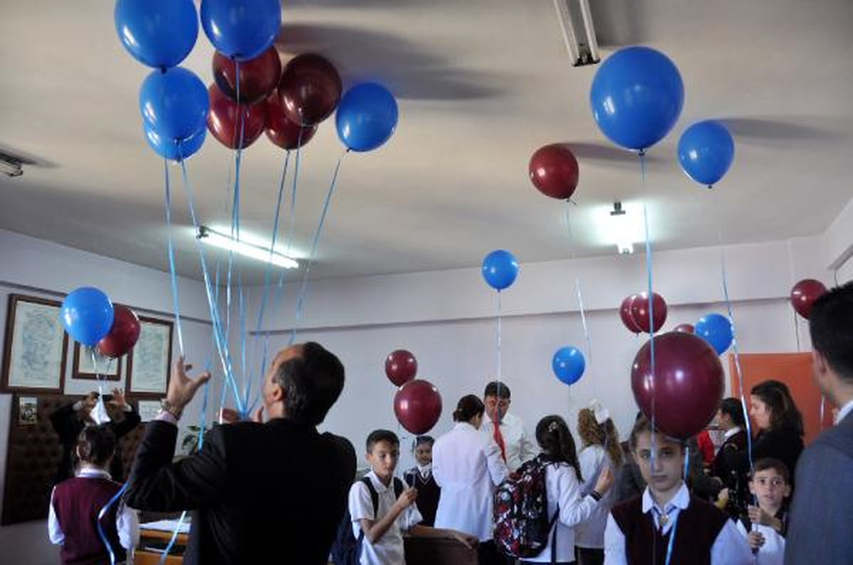 Trabzon\'da Öğrenciler Dileklerini Balonlarla Uçurdu, Dünyaya Barış Mesajı Verdi
