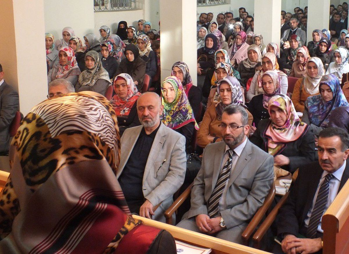 Van\'da Bayan Hafızlara Taç Giydirildi