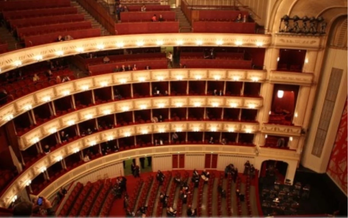 Viyana Opera Sahnesi "Evlere Taşınıyor"