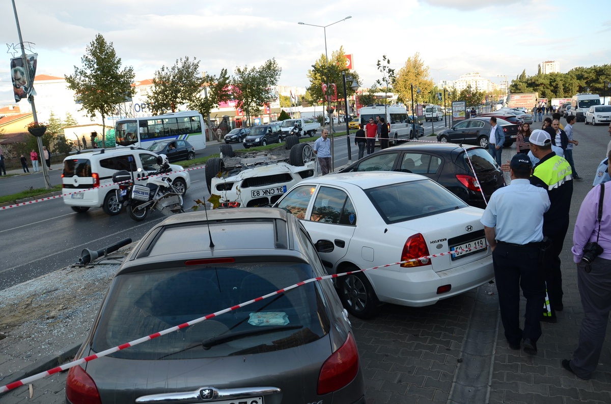 Yoldan Çıkan Otomobil Taklalar Atarak Park Halindeki Otomobillerin Üzerine Düştü