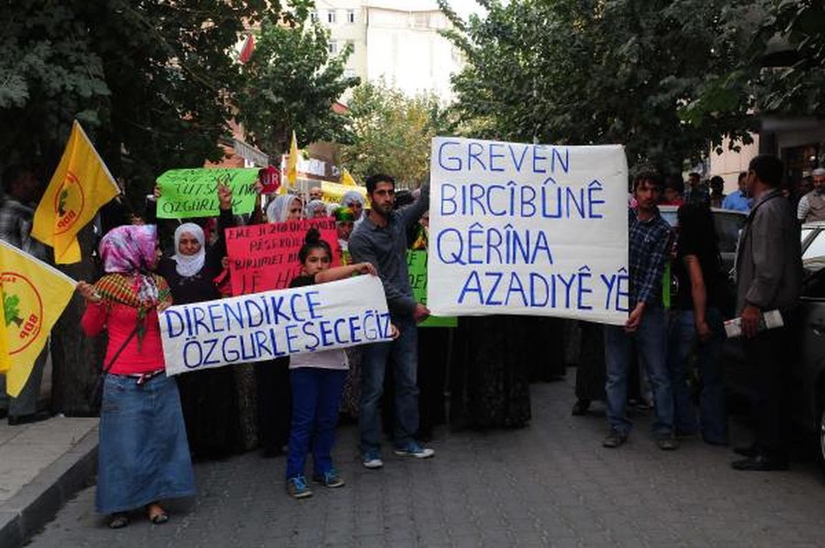 Yürüyüşte Öcalan Sloganı Atan BDP\'lilere Tepki