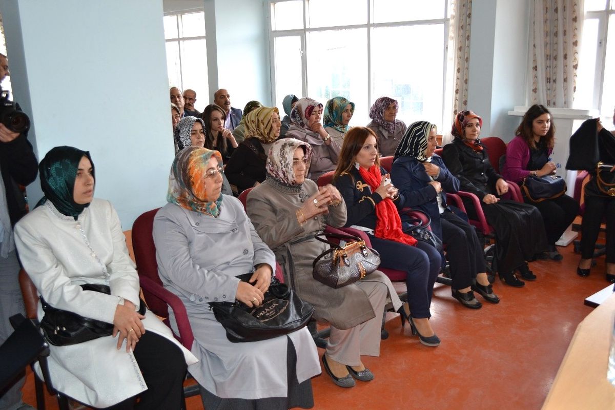 AK Parti Kadın Kolları Genel Başkanı Güldal Akşit Niğde\'de