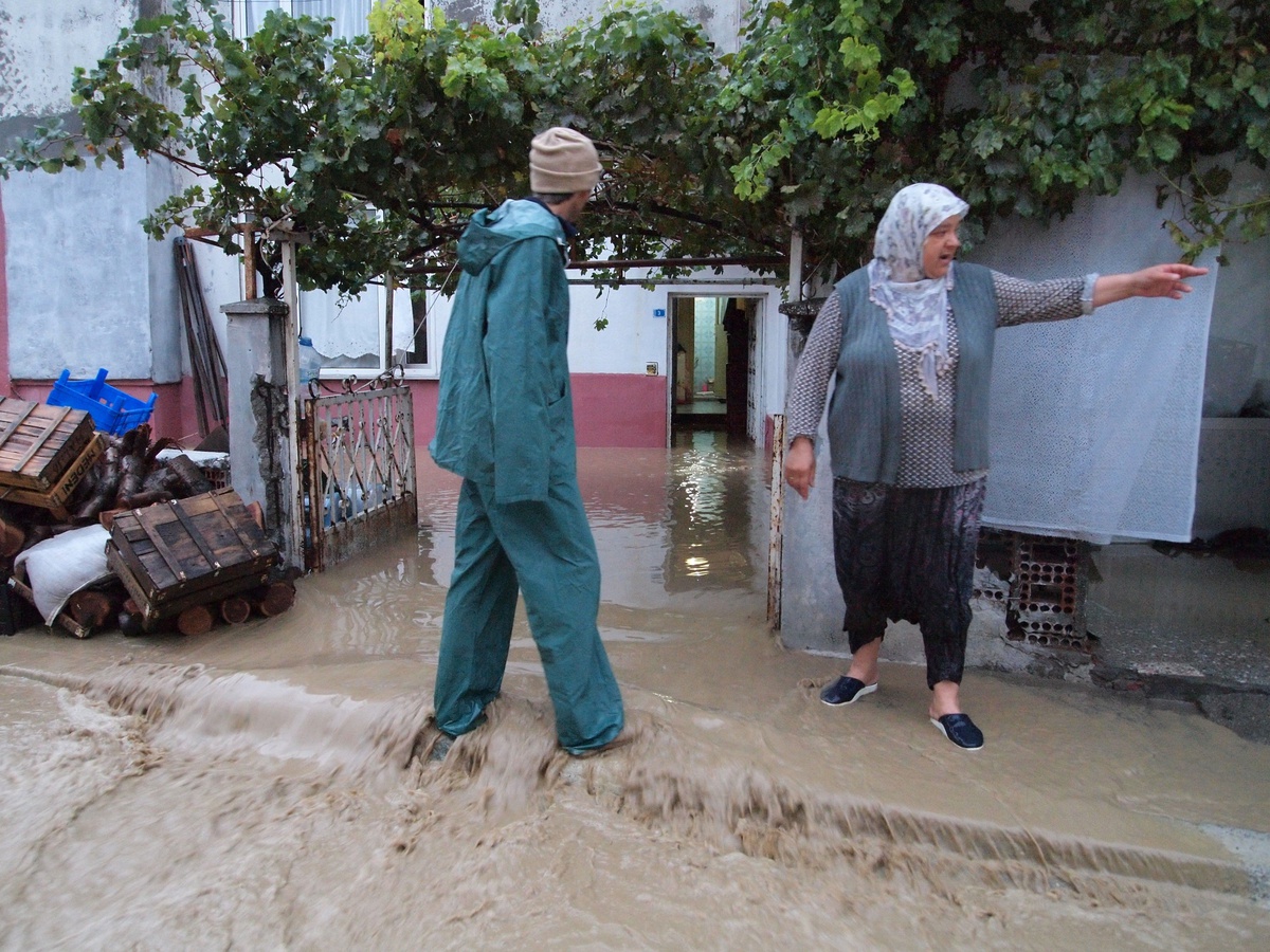 Aşırı Yağış Bandırma\'da Su Baskınlarına Neden Oldu