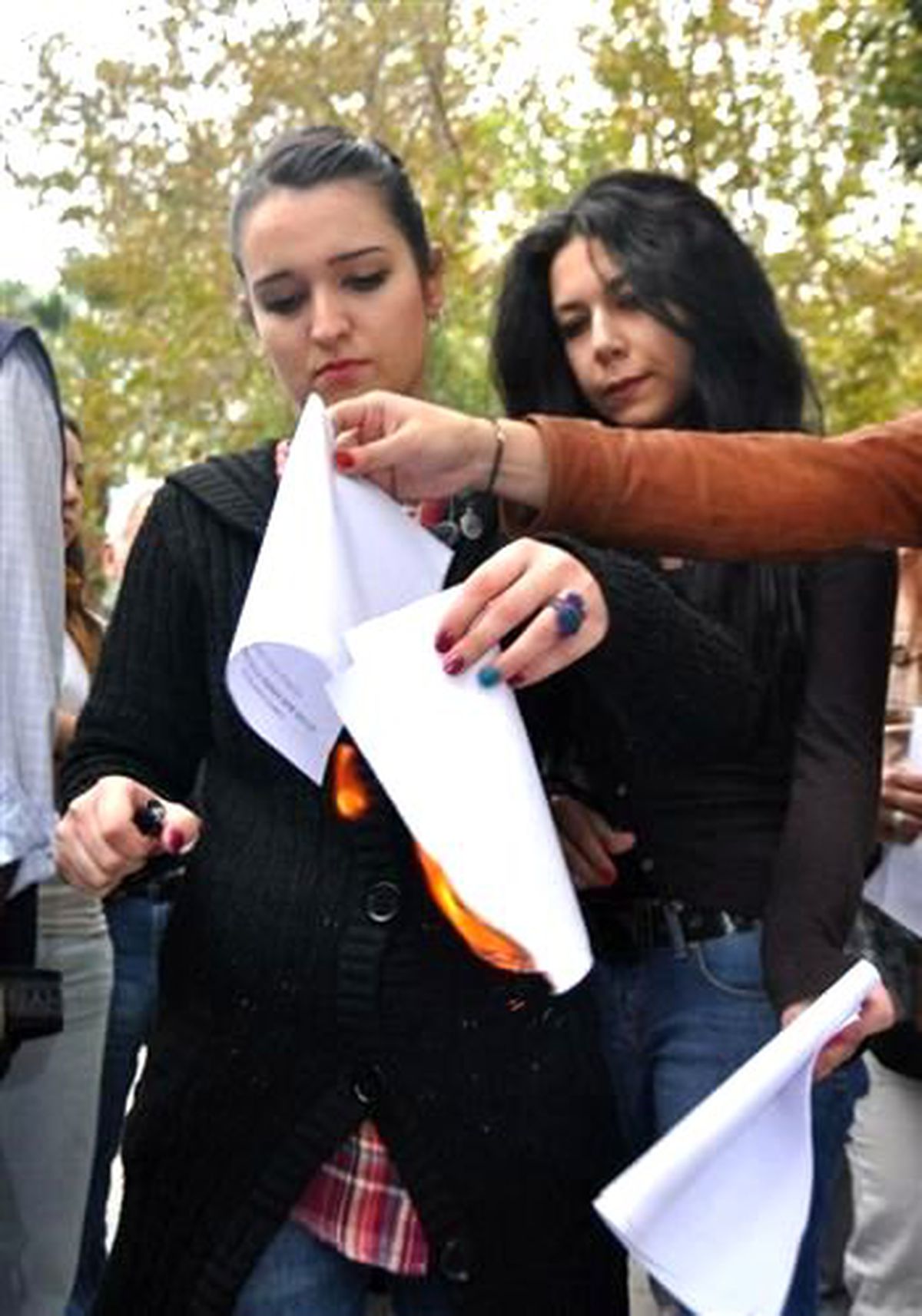 Atanamayan Öğretmenler Temsili Diploma Yaktı