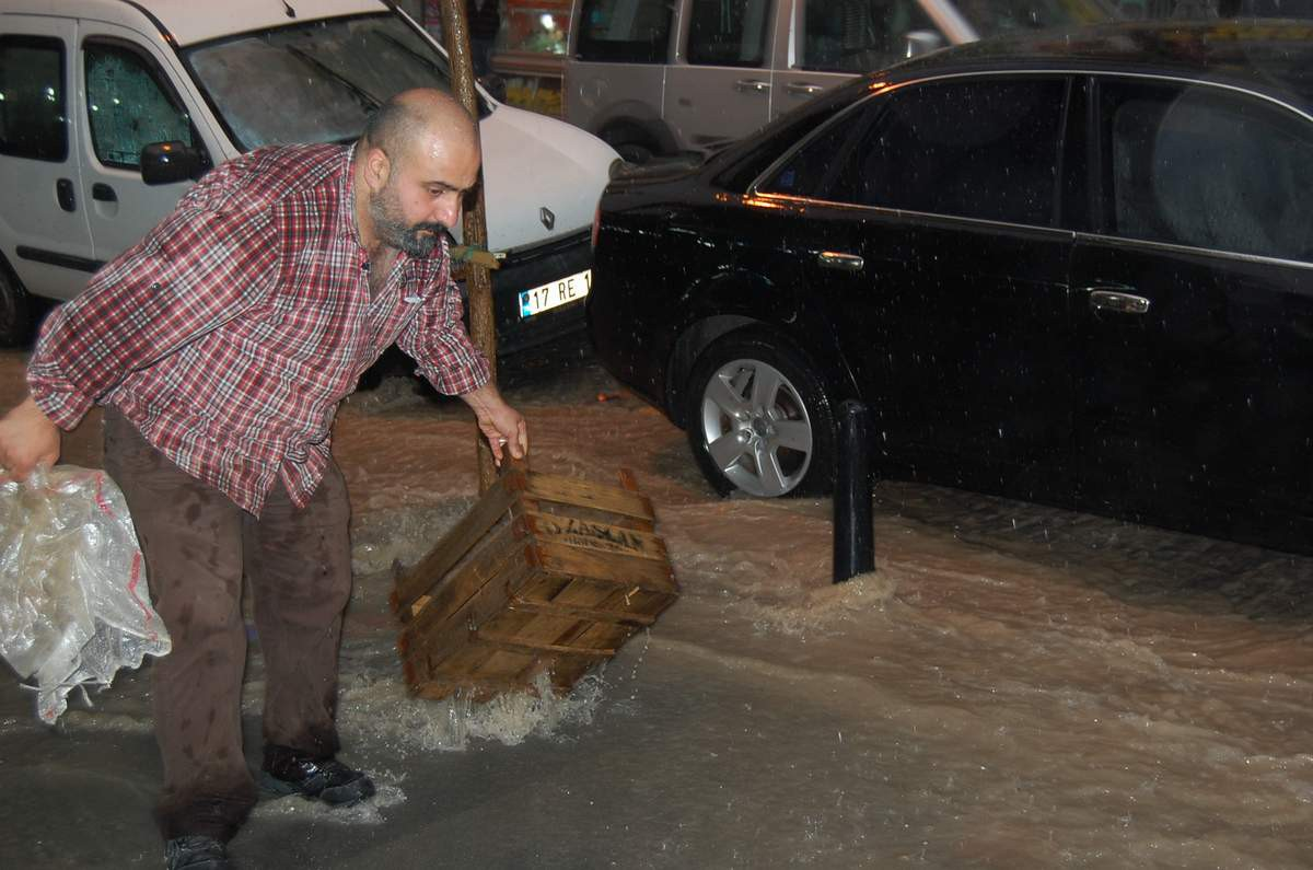 Bandırma\'da Yağış Hayatı Felç Etti
