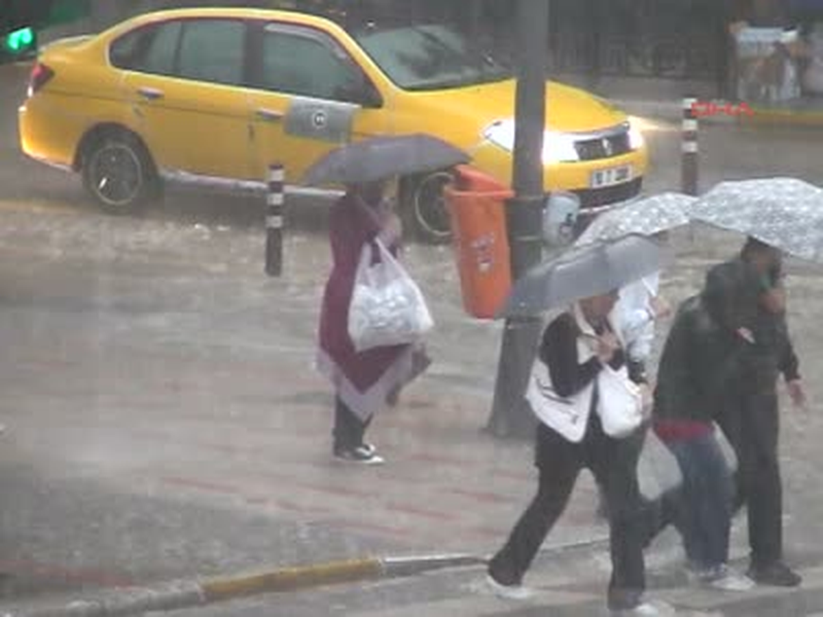 Bandırma Şiddetli Yağış Bandırma\'da Yine Su Baskınlarına Neden Oldu Şiddetli Yağış Bandırma\'da Yine...